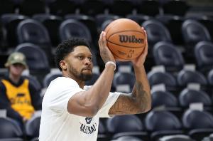 实行严厉的 实行严厉的